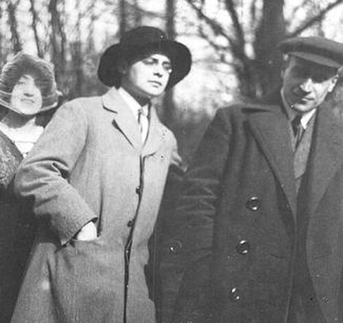 ピアニストのチェラ・デラブランセアと作家のパナイト・イストラティの間のルカ・カラジャレ。 1911 年または 1912 年にベルリンで撮影された写真。