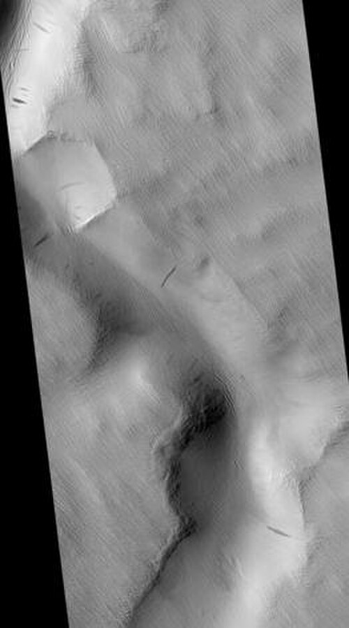 HiRISE から見た Labou Vallis。フルサイズの画像には、古い斜面の縞と新しい斜面の縞 (暗い方) が写っています。