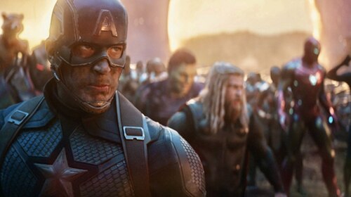 アベンジャーズ・コンパウンドでの戦闘中に集結するアベンジャーズ