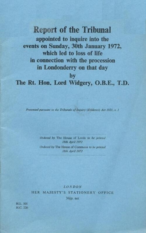 「水色の表紙に黒文字で印刷された報告書。タイトルは『1972年1月30日（日）にロンドンデリーで行われたデモ行進に関連して発生した死者を調査するために任命された審判所の報告書。ウィジェリー卿（OBE、TD）による』」