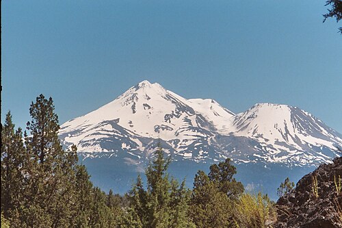 成層火山のシャスタ山は、地形的にカリフォルニア州で 2 番目に目立つ山頂です。