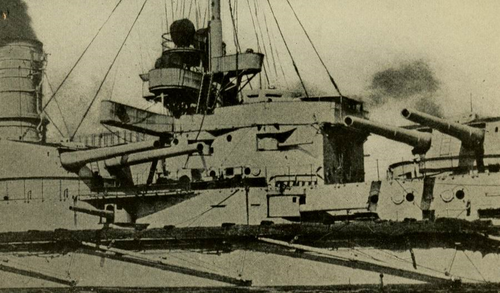 大型軍艦の艦橋と2基の砲塔