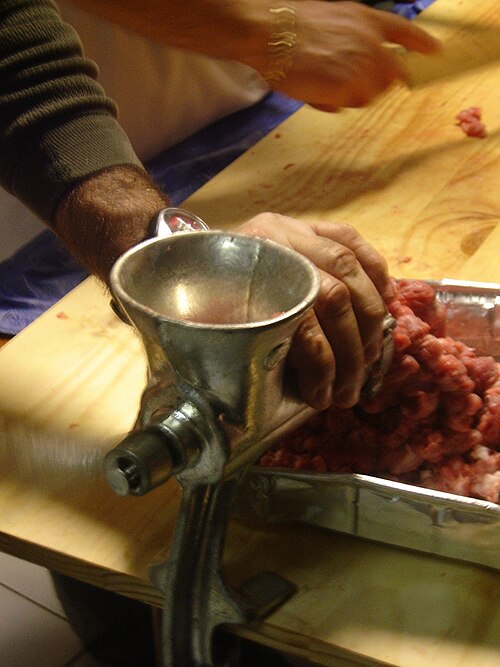 肉を挽く