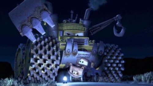 大型の掘削バケットとブルドーザーブレードを備えた擬人化されたモンスタートラックが、震える錆びたレッカー車を悪意を持って睨みつけています。