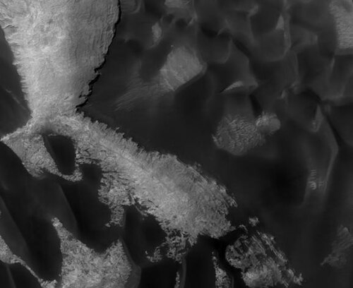 HiRISE が撮影したラーベ クレーターの底。画像をクリックすると層が表示されます。砂丘を形成した黒い砂は、おそらく他の場所から吹き寄せられたものと思われます。