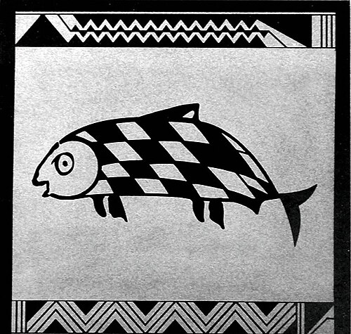 斜めの市松模様の模様が表面に描かれた魚が描かれた陶器の四角い側面の写真。ジグザグの線は上部と下部の波を表しています。