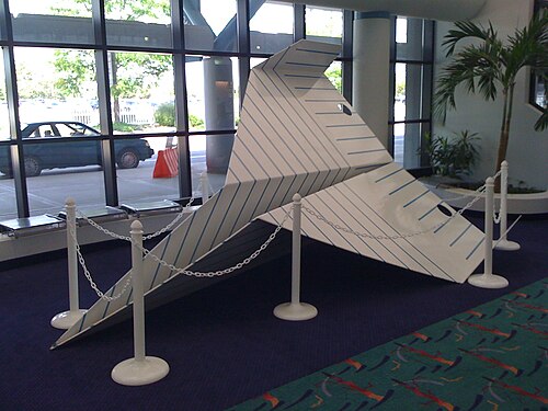 ターミナルに紙飛行機を描いたアート作品