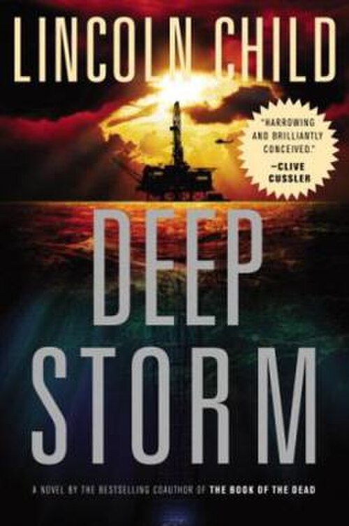 日没時の掘削プラットフォーム。水面下に「Deep Storm」の文字が重ねて表示されています。