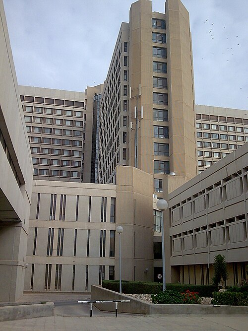 JUST医学部複合施設から見たキング・アブドラ大学病院の側面図。