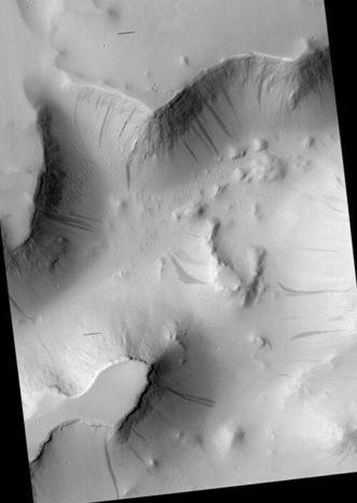 HiRISE が捉えた Lycus Sulci。画像をクリックすると、斜面の暗い筋がよく見えます。