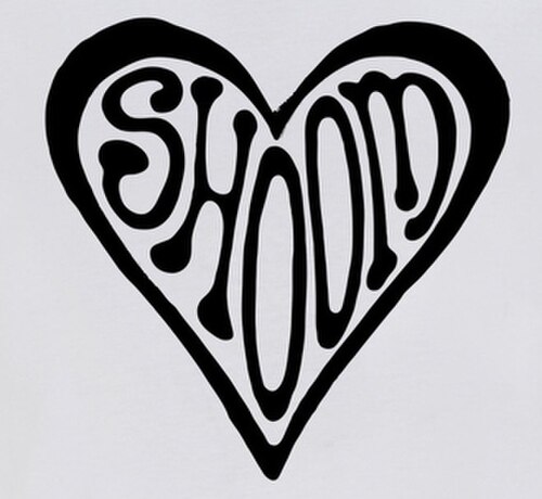 Shoom のロゴは、1960 年代のサイケデリック アートに影響を受けたフォントで書かれたクラブ名で構成され、その周囲にはハート形の枠があります。これは白黒バージョンですが、他の色の組み合わせもありました。