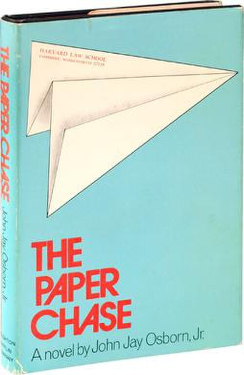 緑がかった青の背景にハーバード大学ロースクールの住所が書かれ、その上に赤いタイトル「THE PAPER CHASE」が書かれた紙飛行機。