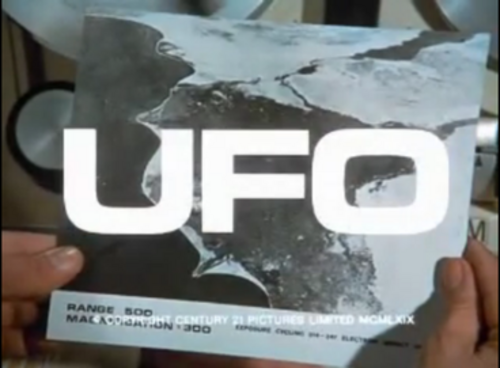 写真を持つ一対の手。写真の上に「UFO」の文字が重ねてある。