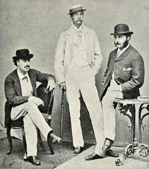 カジュアルなビクトリア朝の衣装を着た3人の若い白人男性の写真
