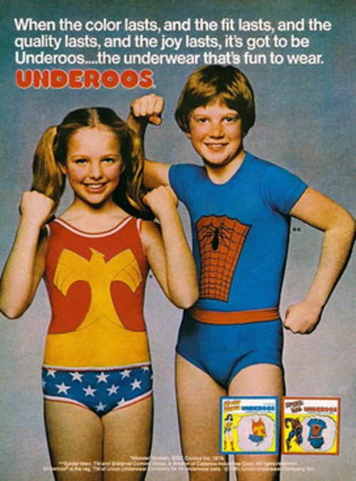 1978 年の Underoos プロモーション広告。スパイダーマンとワンダーウーマンのライセンスを受けた下着をレスラー風のポーズで着用した、笑顔の男の子と女の子の 2 人の子供が描かれています。