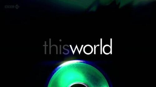 この世界 2004 - 2004年以降のシリーズタイトルカードのテレビスクリーンショット。