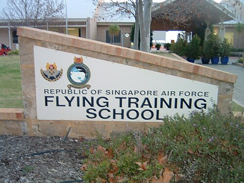 RAAFピアース基地にあるシンガポール共和国空軍飛行訓練学校（第130飛行隊）の看板。