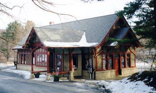 平屋建ての赤いチューダー様式の建物