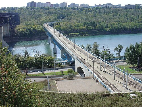 エドモントンのノースサスカチュワン川に架かるダドリー・B・メンジーズ橋（LRTおよび歩道橋）