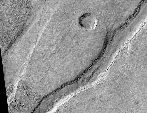 HiRISE が捉えたイカリア フォッサ グラベン。画像をクリックすると、ダスト デビル トラックのより鮮明な画像が表示されます。