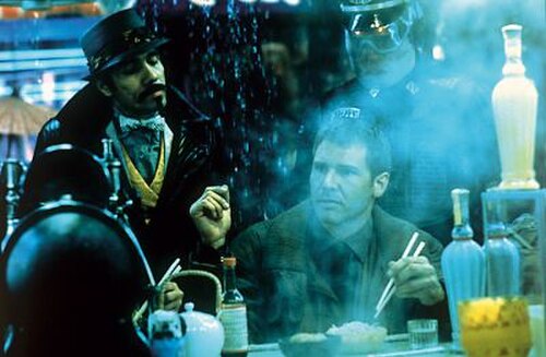 茶色のジャケットを着た短髪の男性がカウンターに座り、飯碗の上に箸を置いている。雨がまるで日よけの端から降り注ぐかのように、彼の横を流れ落ちている。手前にはティーポット、数本のボトル、その他の食器類がある。蒸気か煙が見えないところから上がっている。背景には、2人の男性が立っていて、中央の人物を見下ろしている。左側のあごひげを生やした男性は、黒っぽいつばの帽子、襟を立てた黒いコート、金色の縁取りのベストを着ている。蒸気で部分的に隠れている右側の男性は、警察のような制服を着ており、大きな巻きつけ式のサングラスと、光沢のある硬いつばの帽子かヘルメットをかぶっている。画像全体に青みがかっている。