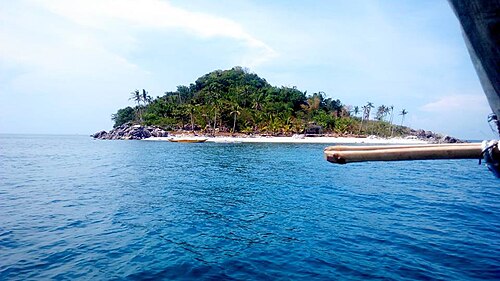 カルレスの小島の一つで、夏季には観光客が訪れる。