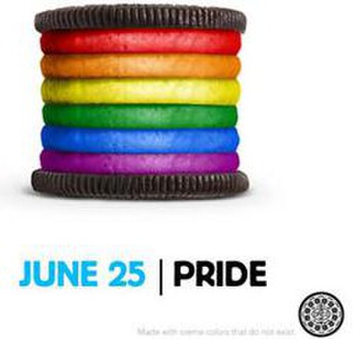 虹色のクリームがたっぷり詰まったオレオのクッキーの写真に、「6月25日、プライド月間」というキャプションが添えられている。