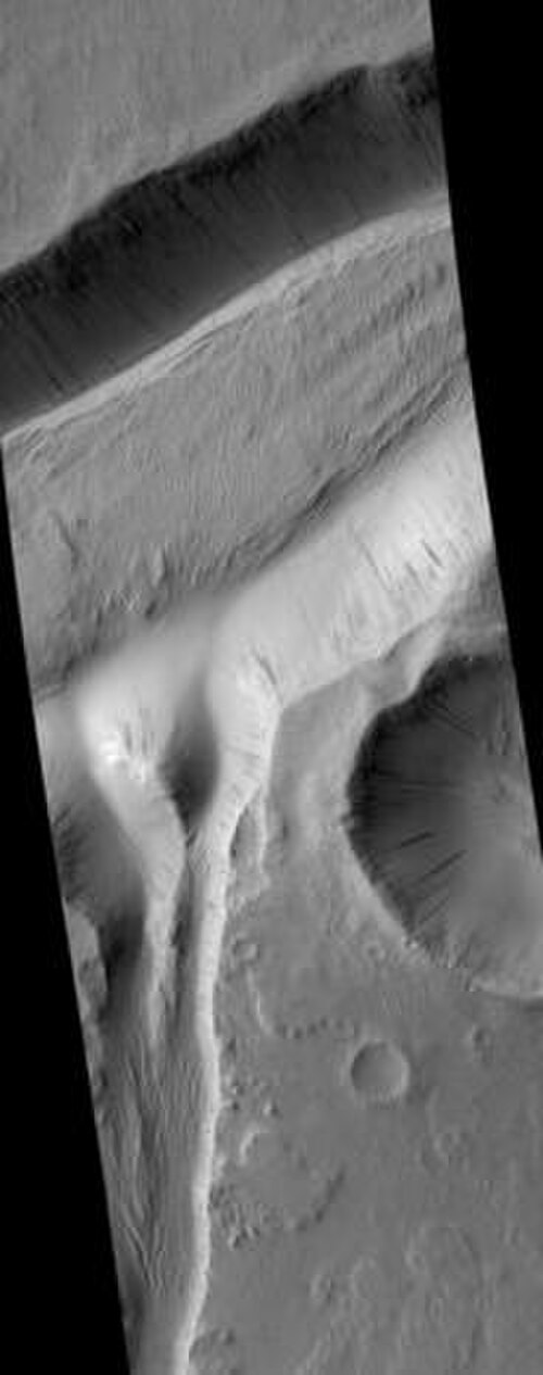 HiRISE が捉えたミニオ渓谷の吊り谷。2 つの吊り谷と、多数の暗い斜面の筋が見えます。