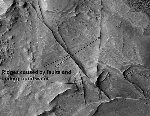 HiRISE が捉えた Huo Hsing Vallis の尾根。尾根は断層に沿って移動する水によって形成されたと考えられます。