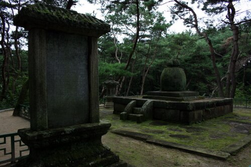 灰色のランタン、石碑、ナオン族の鐘形のサリーブド