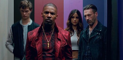 ベイビー、バッツ、ダーリン、バディのスクリーンショット。色彩が映画のテーマ的特徴であることを示している。