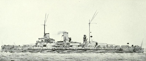 巨大な灰色の戦艦が、穏やかな海をゆっくりと進む。