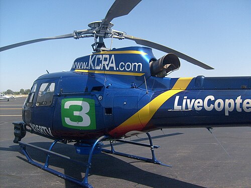 KCRAのロゴが描かれたニュースヘリコプター。尾翼には「LiveCopter 3」、上部にはウェブサイトKCRA.comのロゴが描かれている。