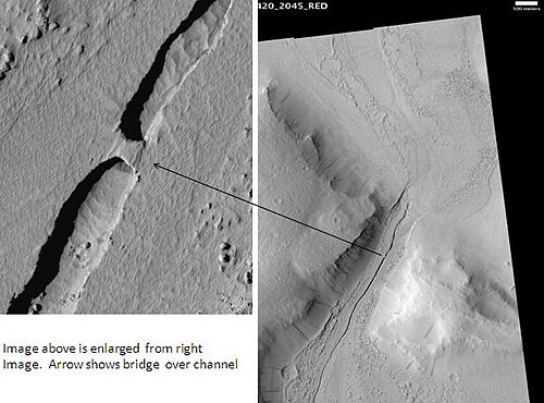 HiRISE から見た Tartarus Colles チャネル。スケール バーは 500 メートルです。画像をクリックするとチャネルにかかる橋が見えます。