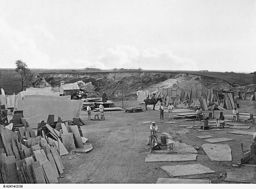 1880年頃、南オーストラリア州ミンタロのミンタロ採石場で粘板岩を採掘する労働者たち。