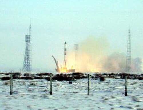 ロケット打ち上げの写真。発射台の近くの地面は雪に覆われています。