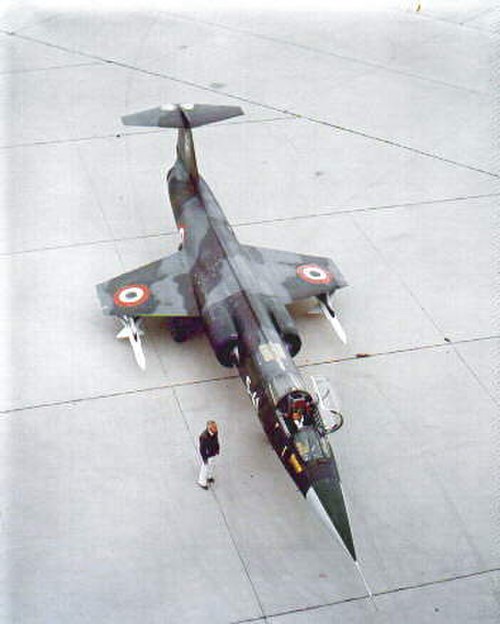 イタリアのF-104Sが翼下にAIM-7スパローミサイルを搭載して駐機中