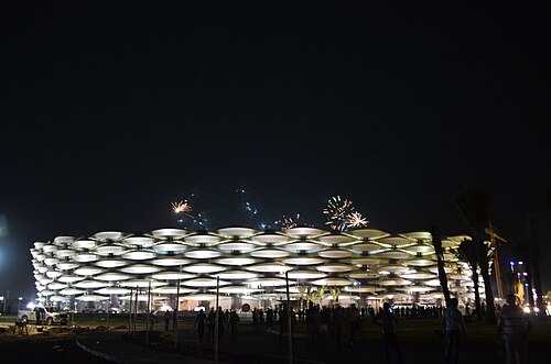 夜間のスタジアムの外観