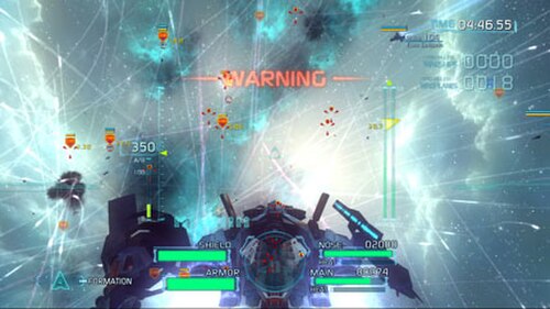 ユーザー インターフェースの下部にあるゲージには、シールドの強度と武器の弾薬が表示されます。右上の数字には、破壊した敵の数とミッション完了までの残り時間が表示されます。赤いマーカーは敵を強調表示し、敵の後にピンク色の軌跡を残します。味方の航空機は青い飛行機雲を残し、ミサイルは白い飛行機雲を残します。
