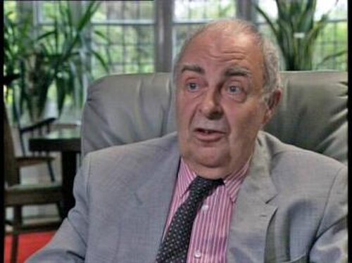1990年、BBC Twoのレイトショーで自身のキャリアについて語るニール