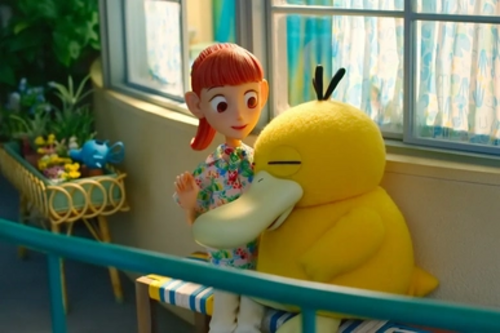 ポケモンコンシェルジュの主人公ハルの隣でくつろぐコダックの画像。