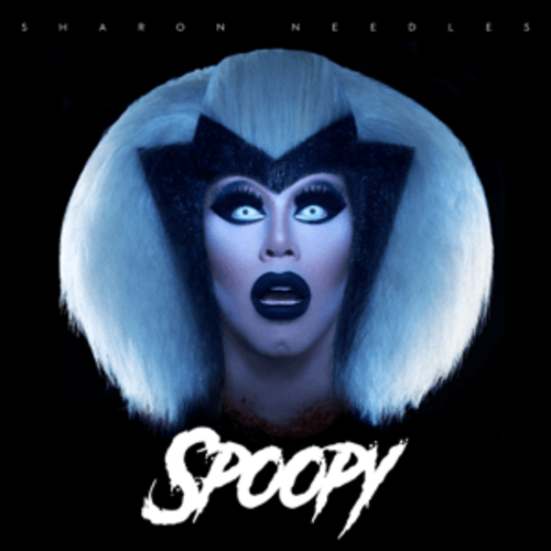 女性に見える人物で、上部に「Sharon Needles」、下部に「Spoopy」という文字が書かれている。