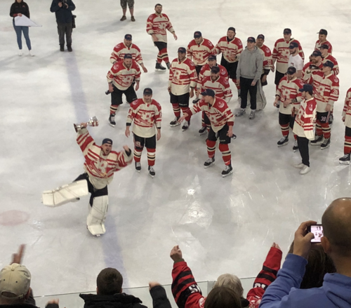 2023/24 NIHL ディビジョン 1 ノース モラリー カンファレンスで優勝したビリンガム スターズの写真。
